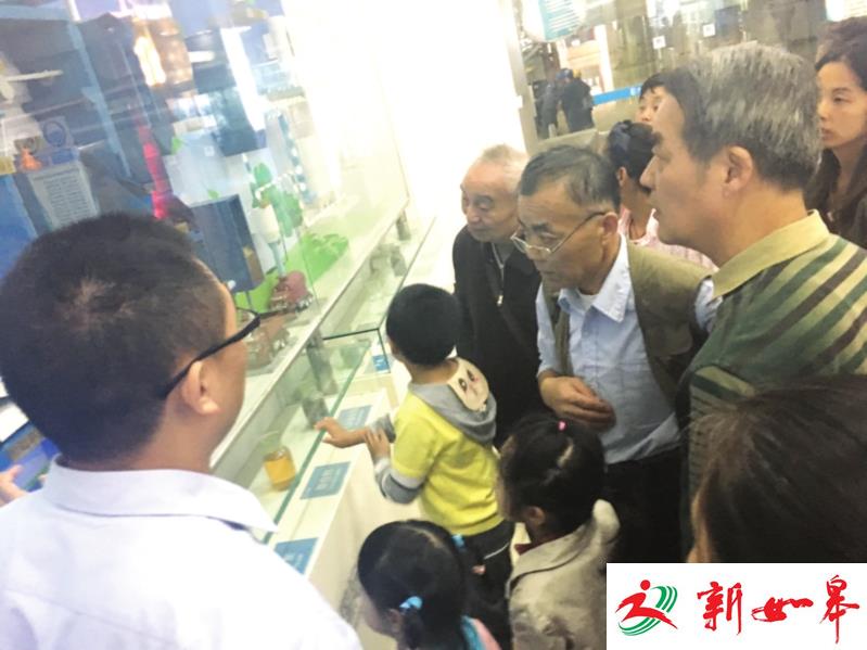 　　工作人员介绍垃圾焚烧发电