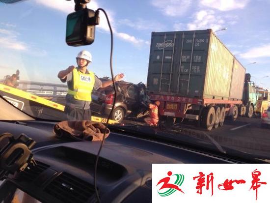 上海长江大桥一辆小轿车追尾集装箱卡车 致2死3伤