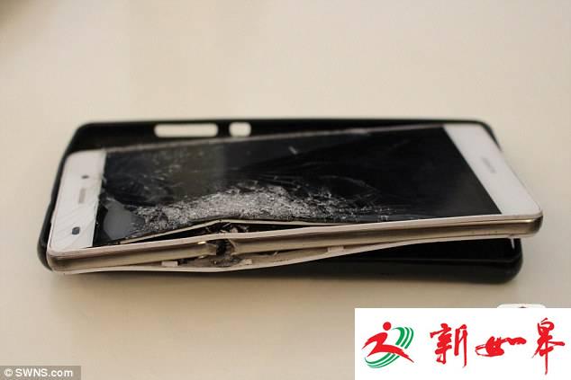 被子弹击中的中国产智能手机。