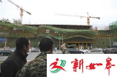 北京一工地脚手架坍塌两人受伤 负责人：刮风导致