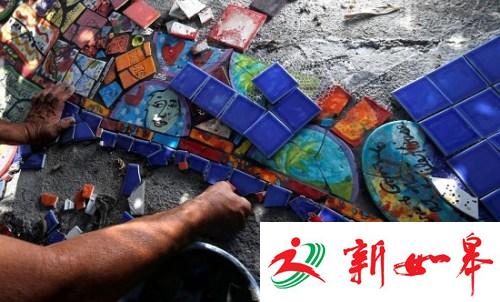 屋子的一面墙上贴满了情侣们的照片。