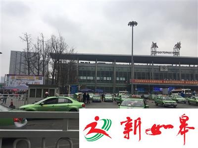 与此对应的是，在出站口，许多出租车亮着&ldquo;空车&rdquo;灯驶出火车北站。