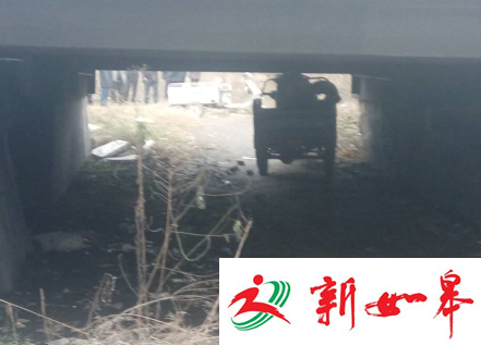 男子骑三轮车过涵洞被夹死 涵洞仅1米5高