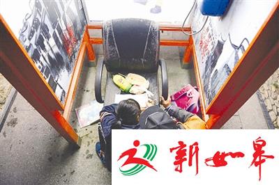 陈富康在给女儿陈晓华辅导功课图据南湖晚报