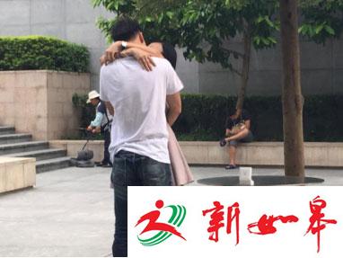 IT男阻止女友买iPhone7 单膝下跪送钻戒求婚