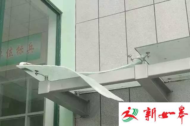 玻璃雨搭被砸坏
