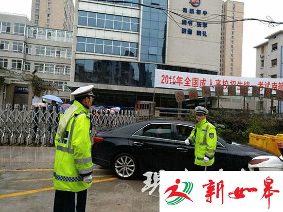 男子考试迟到来不及停车 竟把钥匙扔给了交警