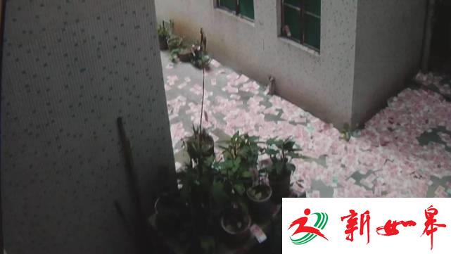 男子坠亡身旁洒满现金 警方称其杀妻后抛洒巨款跳楼