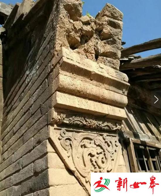 未拆除的房屋依然可以看出它的秀美。