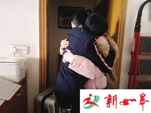 春运列车停站4分钟 女列车员与儿子站台拥抱团聚