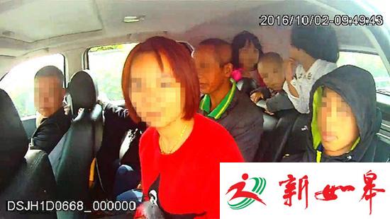 国庆出游核载5人的轿车实际坐9人 3小孩坐后备箱