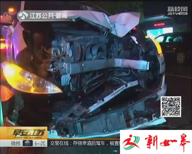 轿车撞护栏车头受损严重 司机命大死里逃生