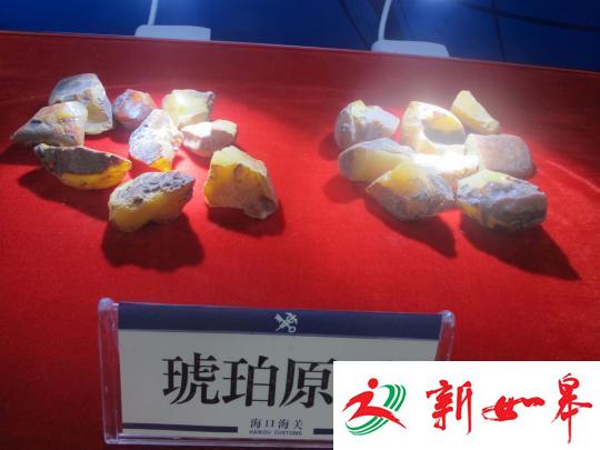 12日上午，海口海关召开新闻发布会，通报近日捣毁的4团伙走私近20亿元人民币(下同)宝石大案。图为海口海关展示查获的走私宝石原石。　付美斌 摄