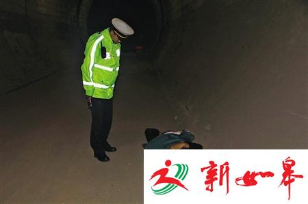 睡在隧道的男子 高速执法供图