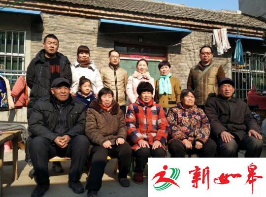 杨元芝一家和田老太太夫妇与赵远齐一家拍&ldquo;全家福&rdquo;。　朱志庚 摄