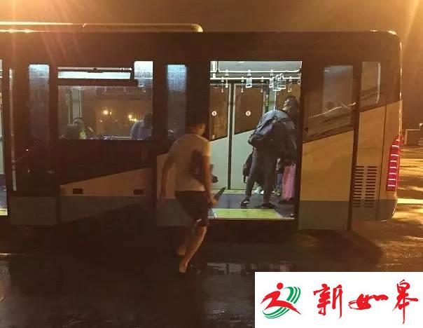 只因为他刚从三亚飞回杭州，全身穿着短袖和短裤。