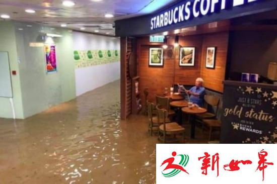 老伯洪水中淡定喝咖啡成网红 网友改图被