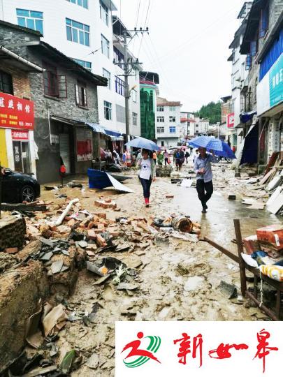 图为强降雨过后，街道泥泞。　薛秉勇 摄
