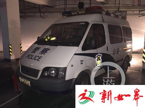 12月3日上午，南滨路阳光100国际新城车库，贵B牌照的警车仍停在涉事车位附近。