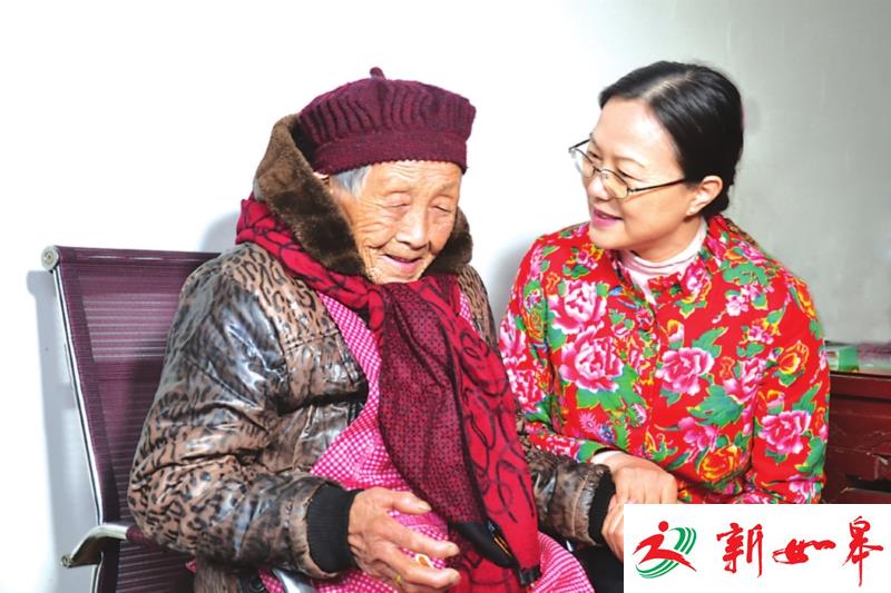 郁霞秋每年都要上门看望村里的百岁老人。