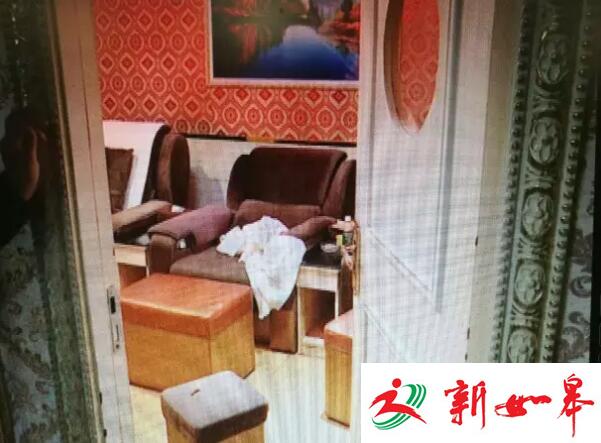 詹先生一家对小强的死因存疑，詹先生说，小强一直都很健康，而且家族里没有什么遗传病史，因此小强家人认为小强的死亡很可能与生前的遭遇有关他怀疑是洗澡的地板太滑，小强可能是滑倒头部撞倒什么东西死亡的。