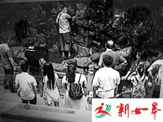 男子钱花光后 跳进灵隐寺许愿池捞走五六百元硬币