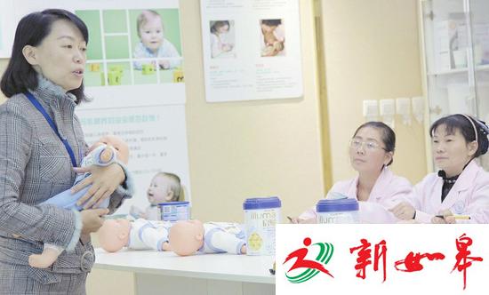 从一个高校教师蜕变成月嫂培训师的周岚。