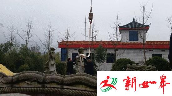 湘潭人大代表李福坤活人墓今天下午雇吊机自拆