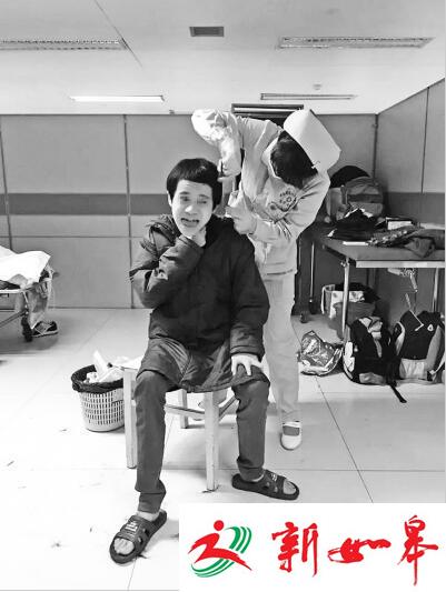 护士给小山理发