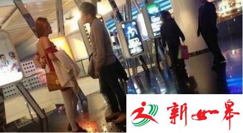 情侣地铁闹分手 女子当众脱内衣让男友戴上