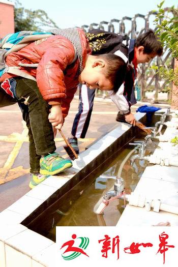 最干净村小:校长发明洗鞋池 "洗礼"后再进校(图)
