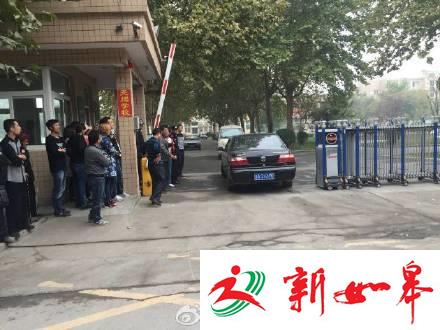 校门口围着大批居民,多辆警车进入学校处理此事。现场图片