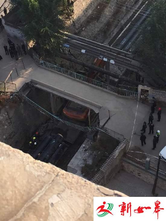 太原一火车与桥梁发生剐蹭 或因火车装货超高导致