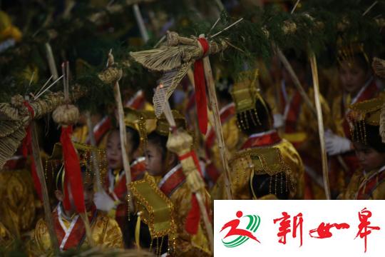 图为施秉春节龙灯会精彩瞬间。　罗禹 摄