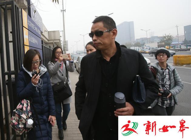 周云露父亲现身法院。新京报记者 王贵彬 摄