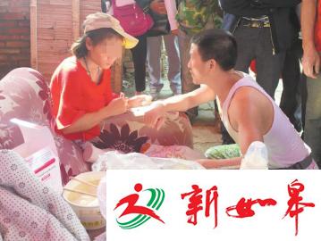 热心市民为产妇母子送来食物和衣物。