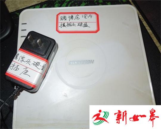 警方扣押赌博团伙作案用的工具 钟新 摄