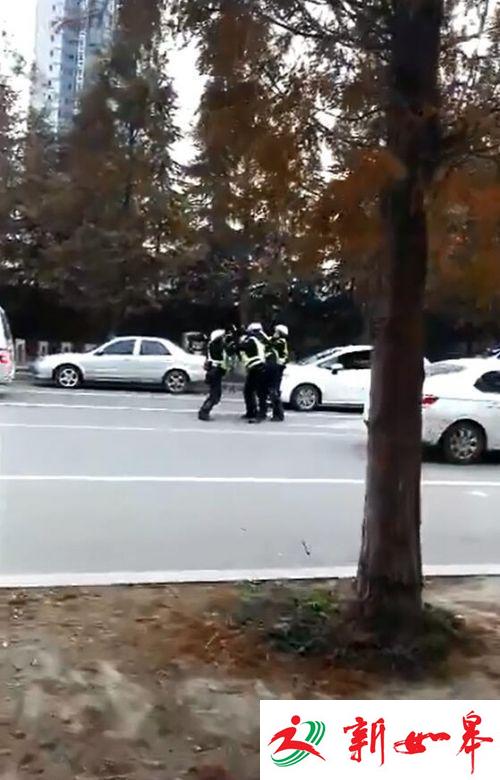 两名交警当街互殴