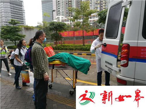 罗一笑的遗体被送上救护车