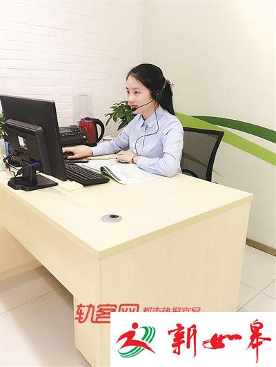 工作中的小叶认真为亲人逝去的市民提供服务