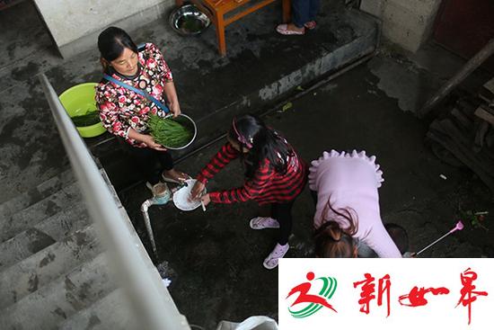 缅甸边民:借住中国亲戚家 安静了就跑回去喂下牛