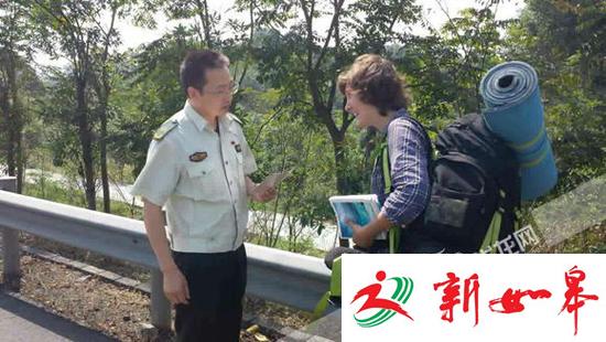 太冒险！21岁俄罗斯女孩&ldquo;穷游&rdquo;中国 为搭便车竟走上高速公路