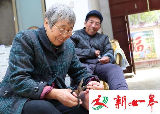 河南农妇照顾偏瘫丈夫26年不弃困境中奔向新生活