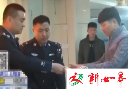 民警现场还给学生被盗现金 （视频截图）