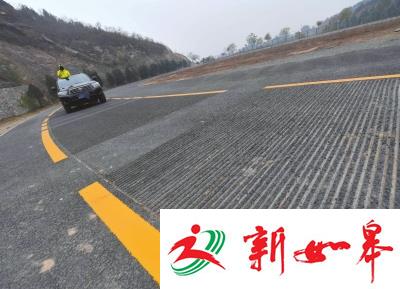 路面上有汽车经过时会发出《歌唱祖国》的乐曲声。京华时报记者陶冉摄