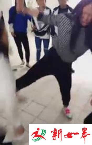 初中女生被飞踹倒地。视频截图