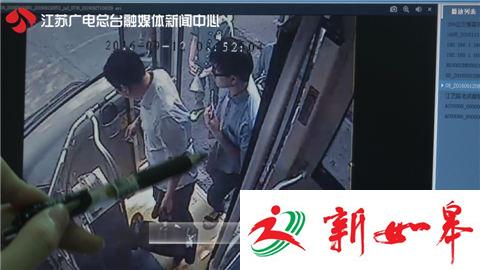 小偷趁乘客上下车联手盗窃 抓捕时发现疑似毒品