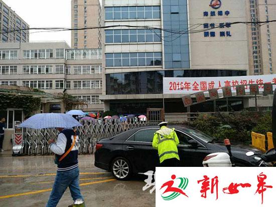 男子考试迟到来不及停车 竟把钥匙扔给了交警