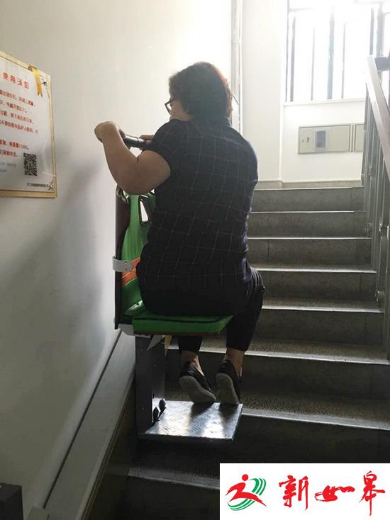 上海一居民自己装电梯邻居存疑虑 居委会称未报备