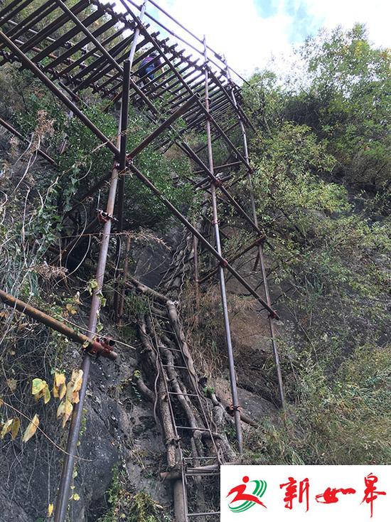 四川&ldquo;悬崖村&rdquo;登山藤梯变钢梯:适龄儿童将全入学